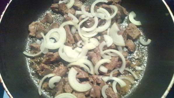 куриная печень с яблоками под сметаной