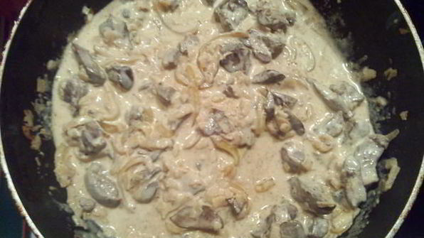 куриная печень с яблоками под сметаной