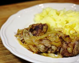 Куриная печень, жареная с луком