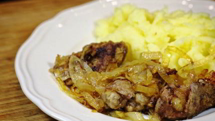 Куриная печень, жареная с луком