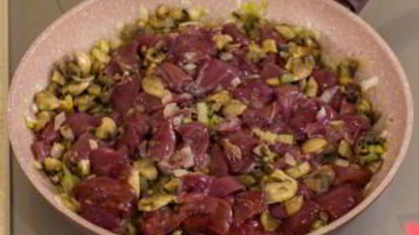 куриная печень, жаренная с грибами и гречкой