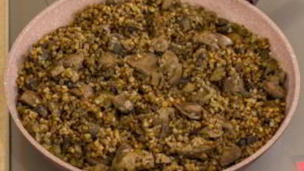 куриная печень, жаренная с грибами и гречкой