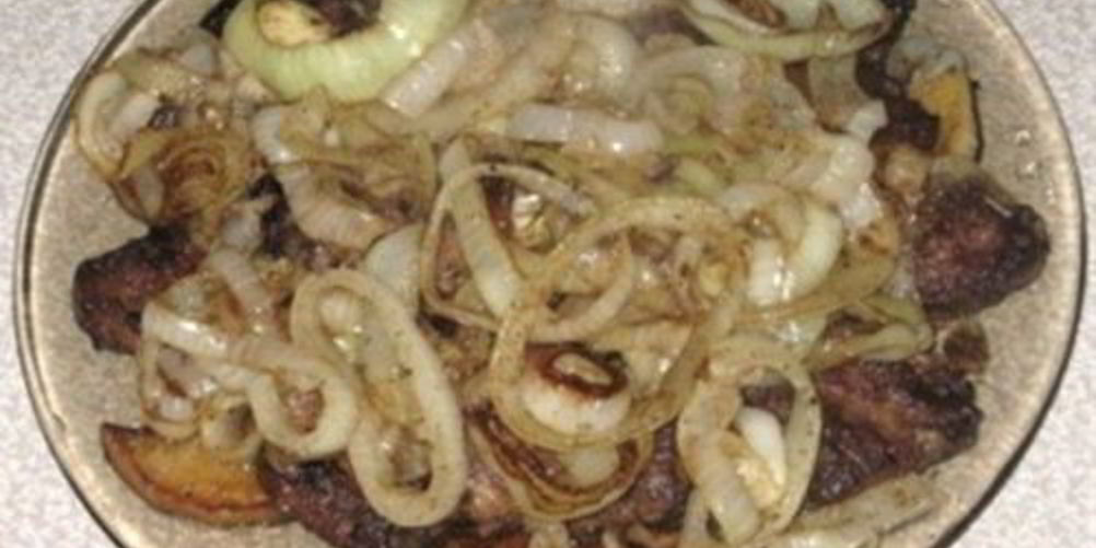 Рецепт печени с луком и яблоками по-берлински