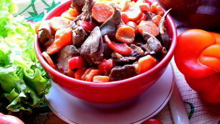 Печень в горшочке в сметанно-томатном соусе с овощами