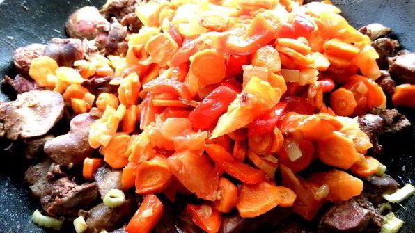 печень в горшочке в сметанно-томатном соусе с овощами