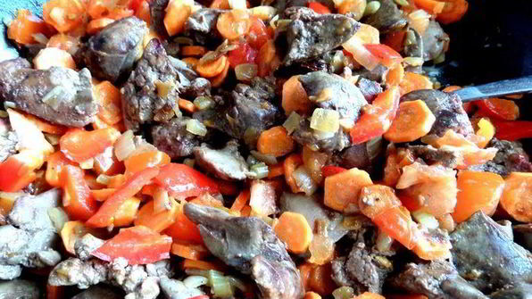 печень в горшочке в сметанно-томатном соусе с овощами