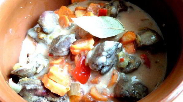 печень в горшочке в сметанно-томатном соусе с овощами