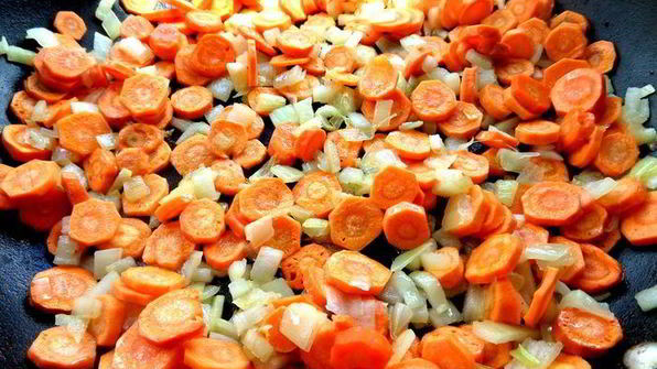 печень в горшочке в сметанно-томатном соусе с овощами