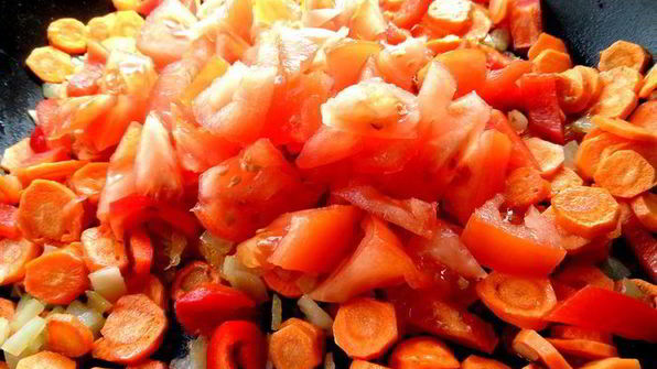 печень в горшочке в сметанно-томатном соусе с овощами