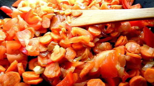 печень в горшочке в сметанно-томатном соусе с овощами