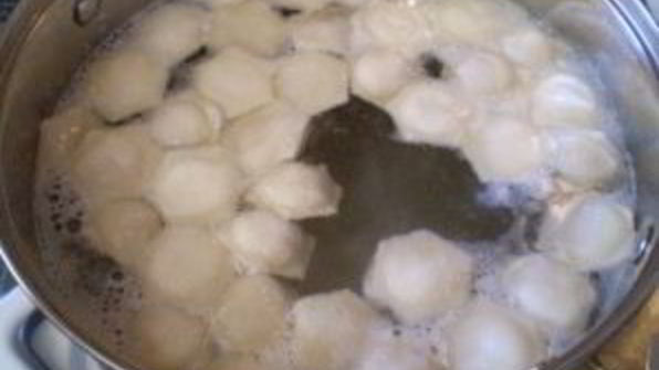 пельмени под соусом