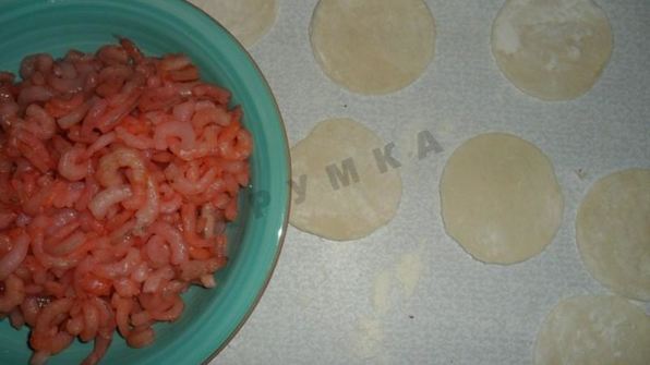 пельмени с креветками и сыром