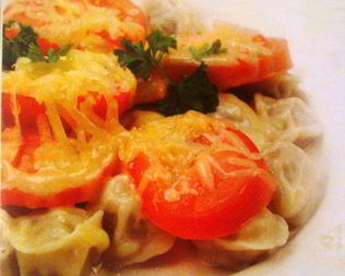 Пельмени с помидорами и сыром