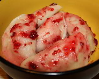 Пельмени с уткой и клюквенным соусом