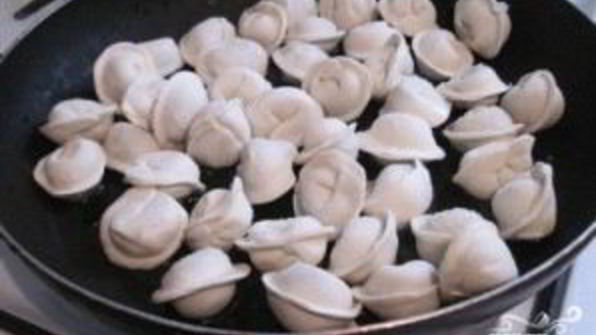 вкусные жареные пельмени
