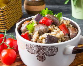 Пилав из перловки с куриными сердечками