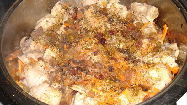 плов из курицы с изюмом