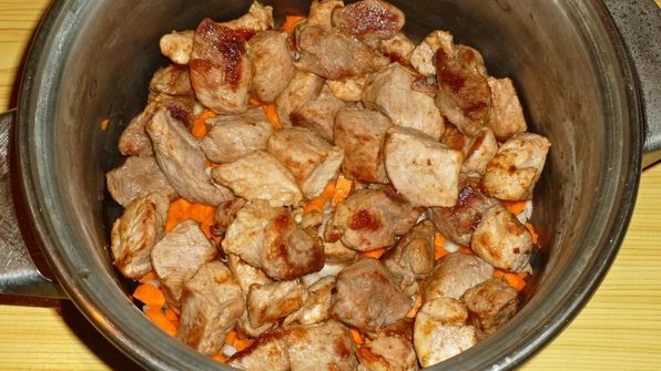 плов в кастрюле со свининой