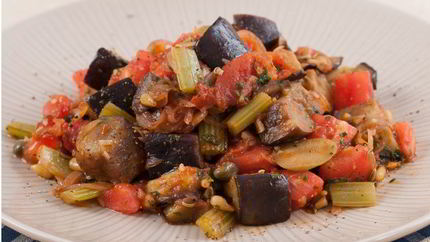 Итальянская капоната со свежими томатами