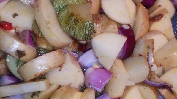 капоната из молодого картофеля с шалфеем и розмарином