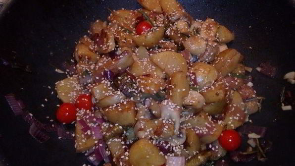 капоната из молодого картофеля с шалфеем и розмарином