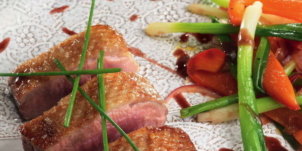 Рецепт пряной утки с рагу из зеленого лука и болгарского перца