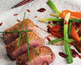 Пряная утка с рагу из зеленого лука и болгарского перца