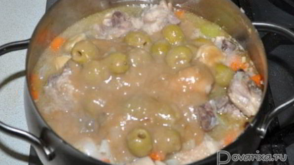 рагу из курицы в пряном соусе с оливками