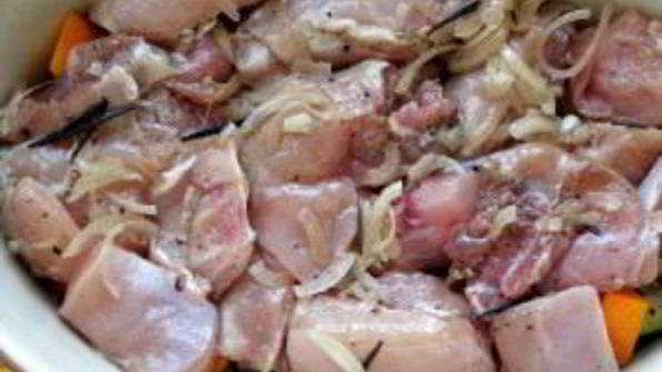 рагу из маринованного кролика с овощами и грибами