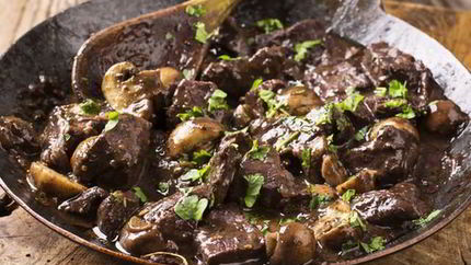 Рагу из оленины в пивном соусе