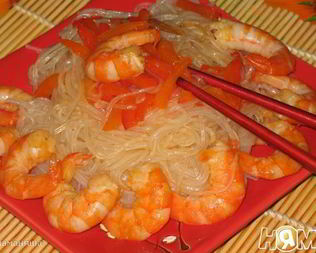 Рисовая лапша с овощами и креветками