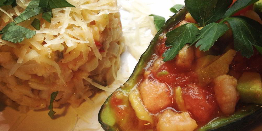 Рецепт ризотто с креветками и салатом из авокадо