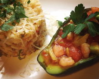 Ризотто с креветками и салатом из авокадо