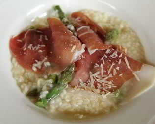 Ризотто со спаржей и пармской ветчиной