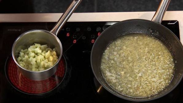 свиная отбивная с ризотто и яблочным чатни