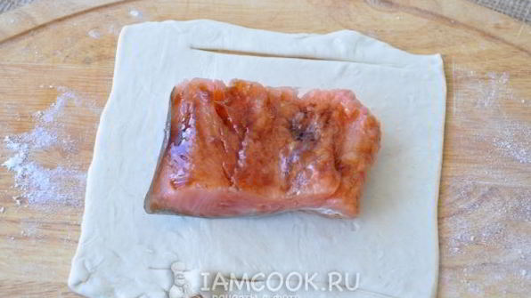 горбуша, запеченная в слоеном тесте