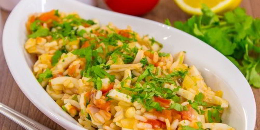 Рецепт кальмаров с рисом и помидорами