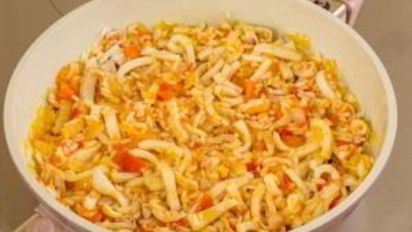 кальмары с рисом и помидорами
