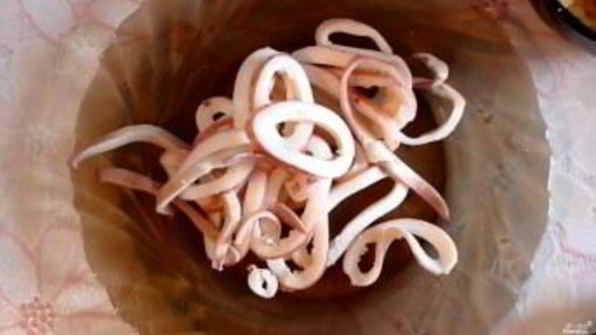 кальмары, тушенные с грибами, луком и сыром