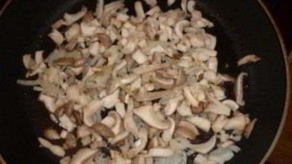кальмары, тушенные с грибами, луком и сыром