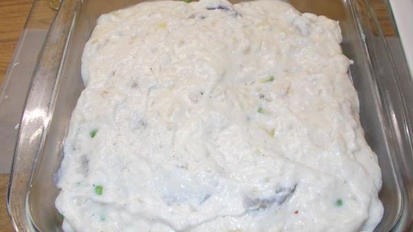 хек с авокадо и горошком, запеченный под бешамелем