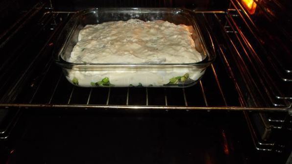 хек с авокадо и горошком, запеченный под бешамелем