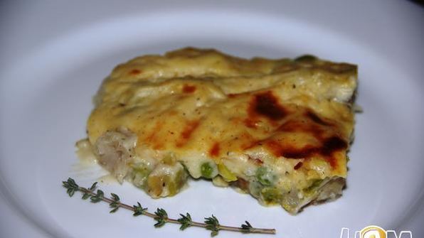 хек с авокадо и горошком, запеченный под бешамелем