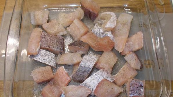 хек с авокадо и горошком, запеченный под бешамелем