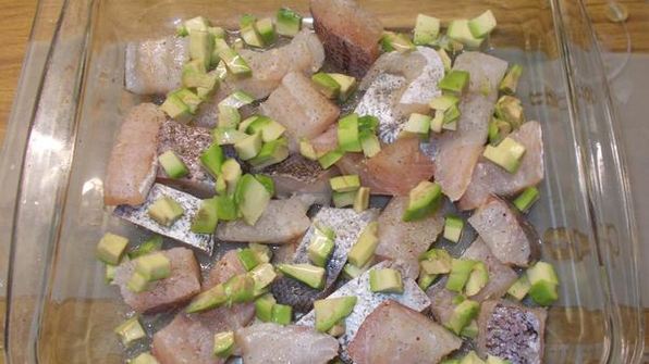 хек с авокадо и горошком, запеченный под бешамелем