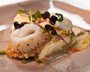 Хрустящие кальмары с цикорием в апельсиново-кунжутной заправке