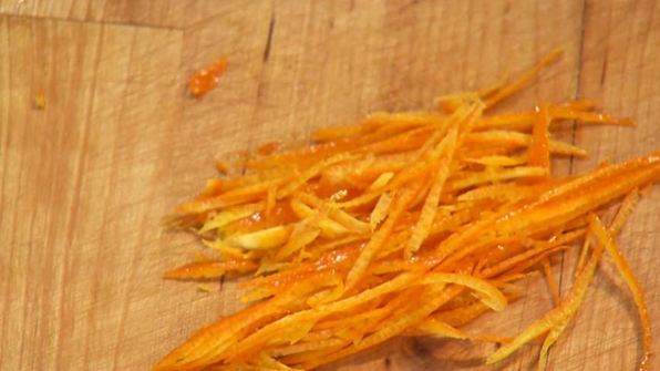 хрустящие кальмары с цикорием в апельсиново-кунжутной заправке