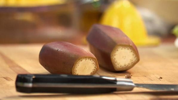 хрустящие кальмары с цикорием в апельсиново-кунжутной заправке