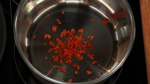 хрустящие кальмары с цикорием в апельсиново-кунжутной заправке