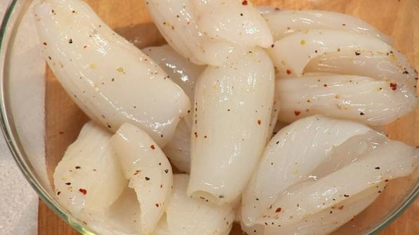 хрустящие кальмары с цикорием в апельсиново-кунжутной заправке